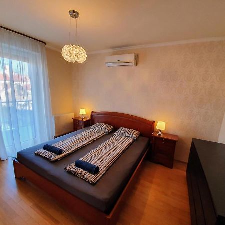 Centrum Apartman With Free Parking Gyor Exterior photo