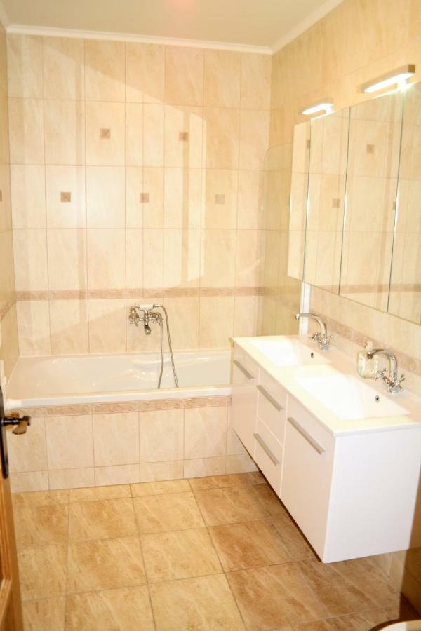 Centrum Apartman With Free Parking Gyor Exterior photo