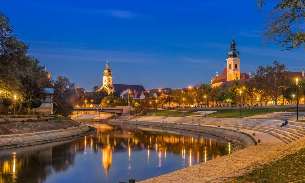 Centrum Apartman With Free Parking Gyor Exterior photo
