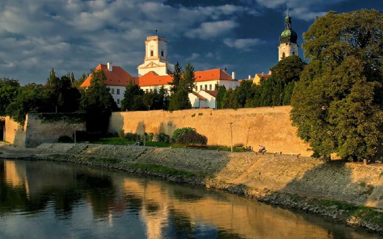 Centrum Apartman With Free Parking Gyor Exterior photo